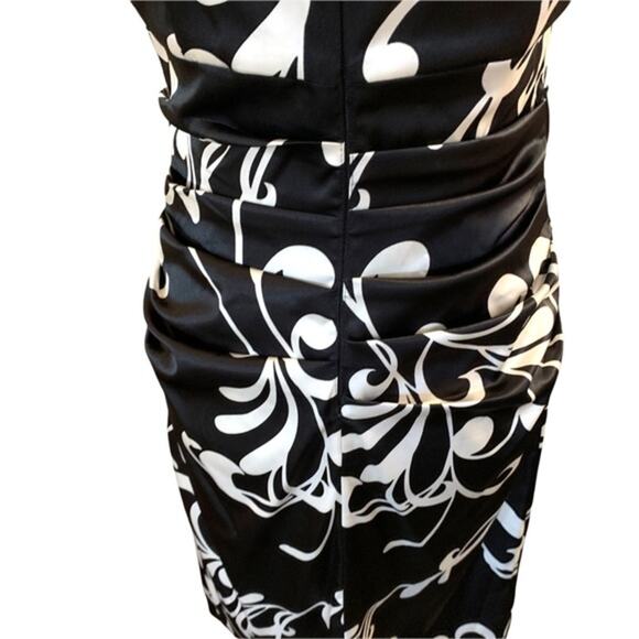 London times black and white leaf pattern dress. Size 8P back zip Gathered - Picture 6 of 9